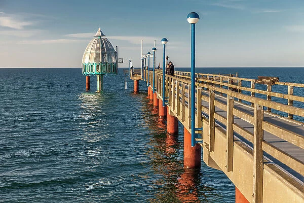 Pier and diving gondola in Zingst in the evening light, Mecklenburg-Western Pomerania, Baltic Sea, North Germany, Germany