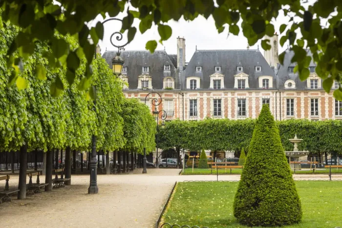 Framed Print : Place des Vosges, Paris, France Framed Print : Place des Vosges, Paris, France
