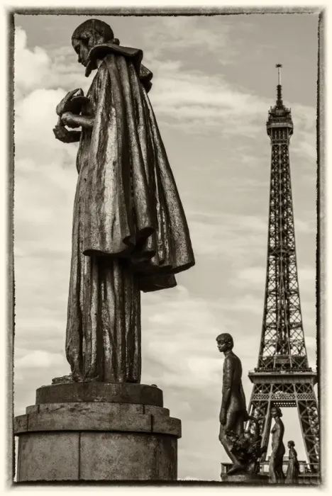Framed Print : Place du Trocadero, Eiffel Tower, Paris, France Framed Print : Place du Trocadero, Eiffel Tower, Paris, France