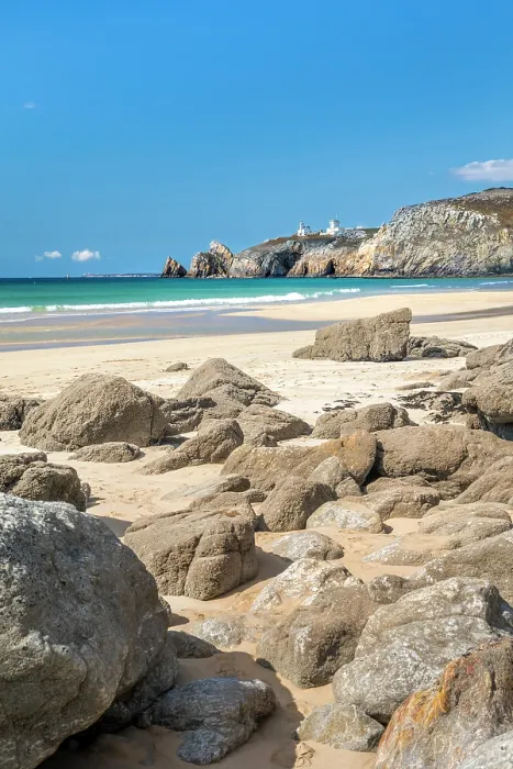 Framed Print : Plage de Pen Hat with Toulinguet lighthouse, Camaret-sur-Mer, Finistere, Brittany, France