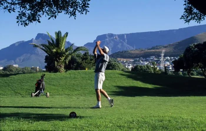 Framed Print : A player tees off at the golf course at Green Point overlooked by Table Mountain Framed Print : A player tees off at the golf course at Green Point overlooked by Table Mountain