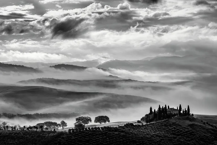 Framed Print : Podere Belvedere and mist-filled Val d'Orcia at dawn, San Quirico d'Orcia, Tuscany, Italy