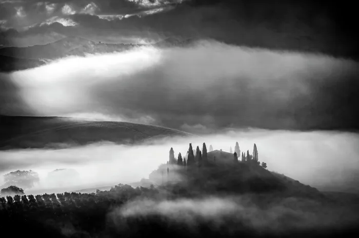 Framed Print : Podere Belvedere and mist-filled Val d'Orcia at dawn, San Quirico d'Orcia, Tuscany, Italy Framed Print : Podere Belvedere and mist-filled Val d'Orcia at dawn, San Quirico d'Orcia, Tuscany, Italy