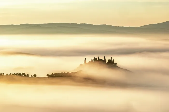 Framed Print : Podere Belvedere shrouded in mist at dawn, Val d'Orcia at dawn, San Quirico d'Orcia, Tuscany, Italy Framed Print : Podere Belvedere shrouded in mist at dawn, Val d'Orcia at dawn, San Quirico d'Orcia, Tuscany, Italy