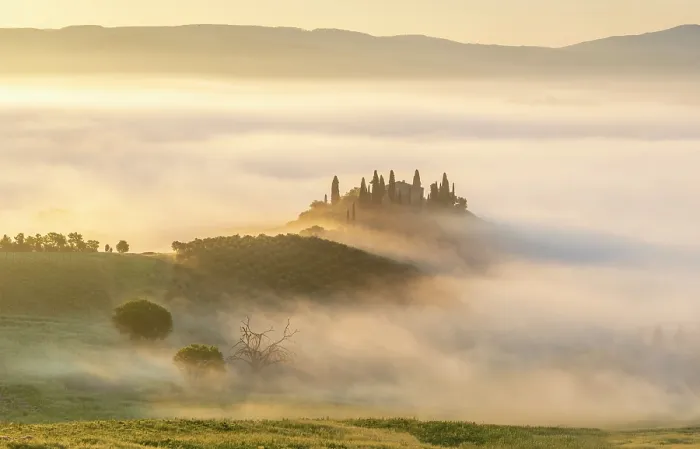 Framed Print : Podere Belvedere shrouded in mist at dawn, Val d'Orcia at dawn, San Quirico d'Orcia, Tuscany, Italy