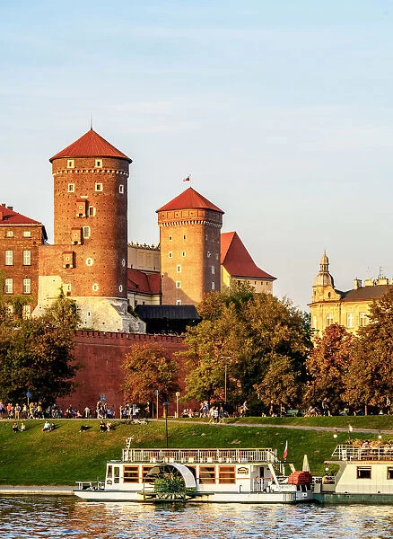 Poland, Lesser Poland Voivodeship, Cracow, Wawel Royal Castle and Vistula River