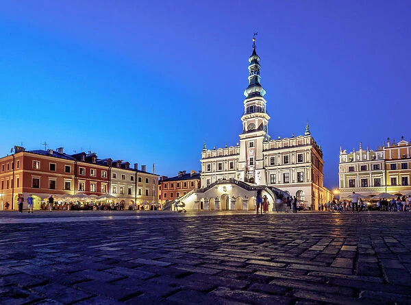 Poland, Lublin Voivodeship, Zamosc, Old Town, Market Square and City Hall at twilight