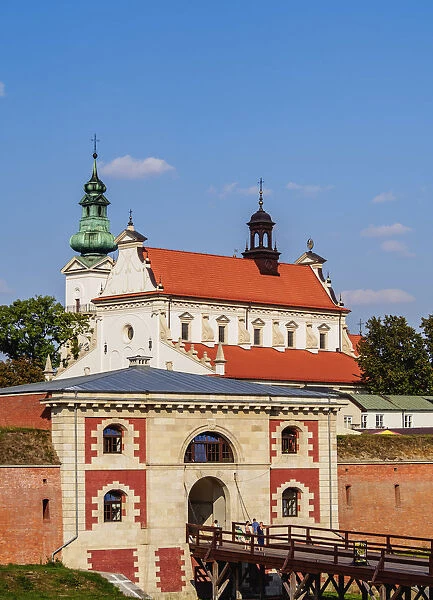 Poland, Lublin Voivodeship, Zamosc, Old Town, Szczebrzeszyn Gate and Cathedral