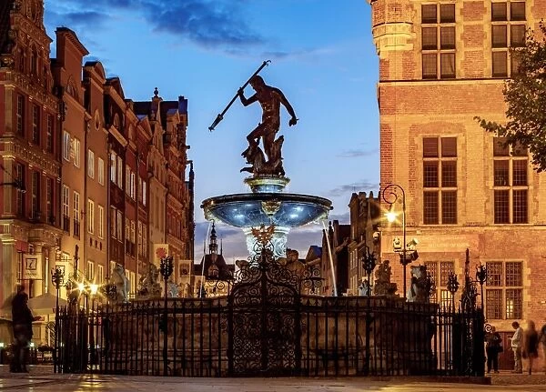 Poland, Pomeranian Voivodeship, Gdansk, Old Town, Neptunes Fountain at twilight