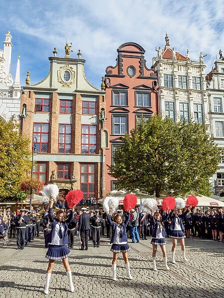 Poland, Pomeranian Voivodeship, Gdansk, Old Town, Cheerleaders on the Long Market