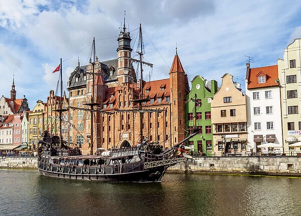 Poland, Pomeranian Voivodeship, Gdansk, Old Town, Motlawa River and Mariacka Gate