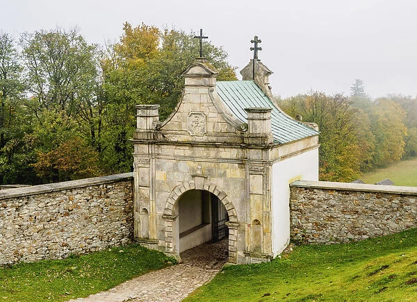 Poland, Swietokrzyskie Voivodeship, Swietokrzyskie Mountains, Lysa Gora, Gate to the