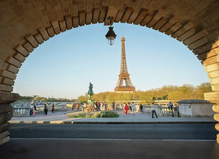 Framed Print : Pont Bir Hakeim Bridge Spring, Paris, France