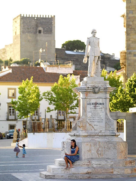Portugal, Alentejo, Castelo de vide, woman reading (MR)