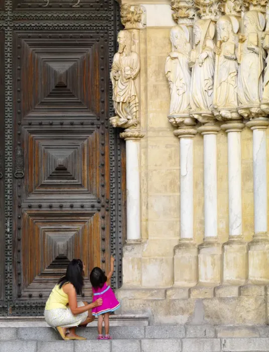 Framed Print : Portugal, Alentejo, Evora, Evora cathedral, Woman and girl (MR)