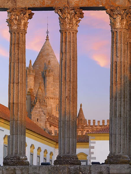 Portugal, Alentejo, Evora Roman temple of Diana and Se Cathedral at dusk