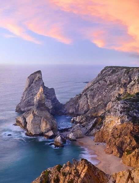 Portugal, Estramadura, Ursa, seascape at dusk