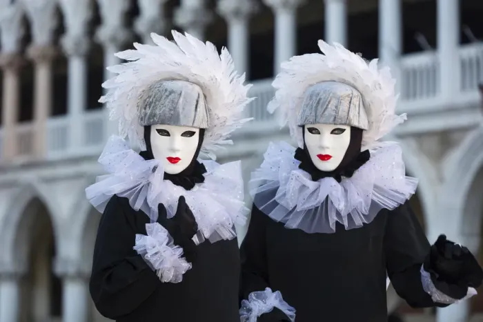 Framed Print : Two poseurs dressed as identical twins pose in St Marks Square during the Venice