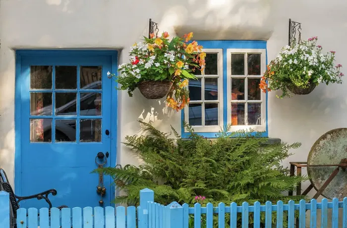 Framed Print : Pretty Cornish cottage in the village of Altarnun, Cornwall, England. Autumn (September) 2022
