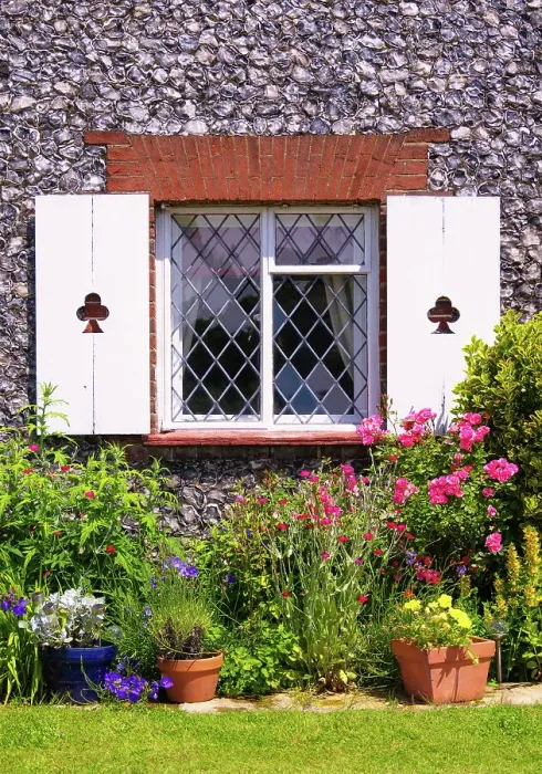 Framed Print : A pretty cottage in Eynsford, Kent, England Framed Print : A pretty cottage in Eynsford, Kent, England