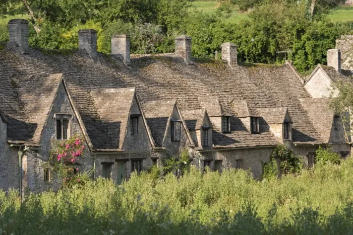 Framed Print : Pretty cottages at Arlington Row in the Cotswolds village of Bibury, Gloucestershire, England Framed Print : Pretty cottages at Arlington Row in the Cotswolds village of Bibury, Gloucestershire, England