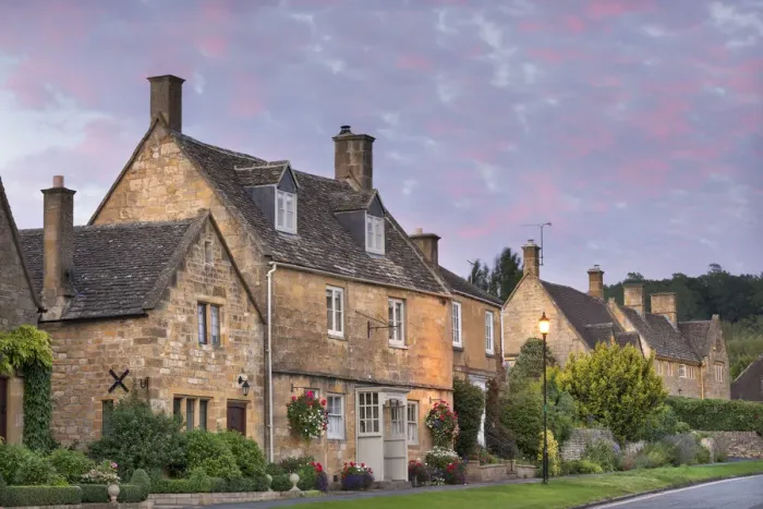 Framed Print : Pretty houses in the picturesque Cotswolds village of Broadway, Worcestershire, England Framed Print : Pretty houses in the picturesque Cotswolds village of Broadway, Worcestershire, England