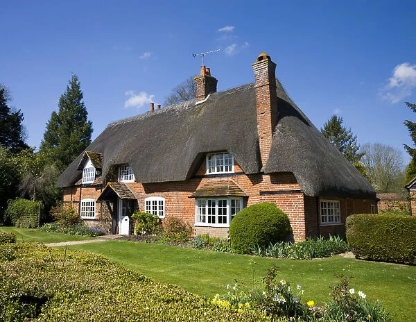 Pretty thatched cottage in the Hampshire village of Longparish, Hampshire, England
