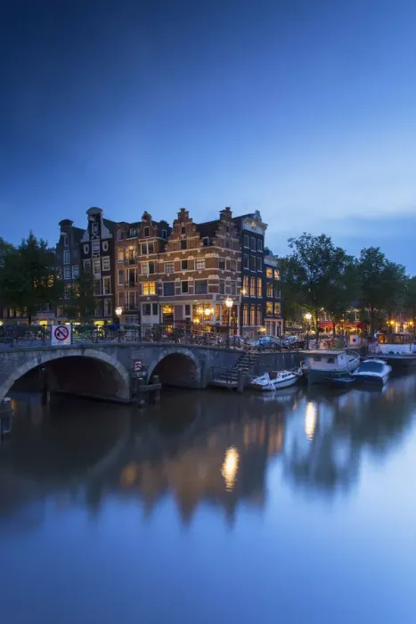 Framed Print : Prinsengracht and Brouwersgracht canals at dusk, Amsterdam, Netherlands Framed Print : Prinsengracht and Brouwersgracht canals at dusk, Amsterdam, Netherlands