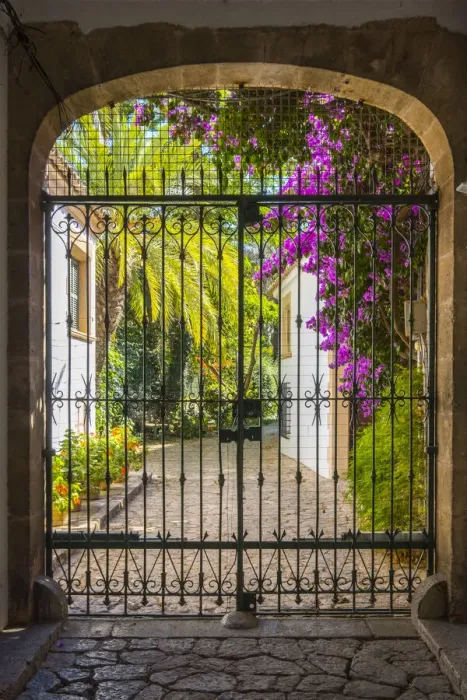 Framed Print : Private courtyard in Palma, Mallorca, Balearic Islands, Spain Framed Print : Private courtyard in Palma, Mallorca, Balearic Islands, Spain