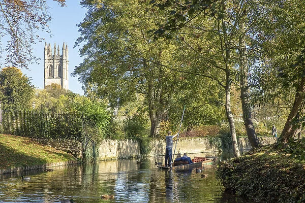 Punting in Oxford, Oxfordshire, England, UK
