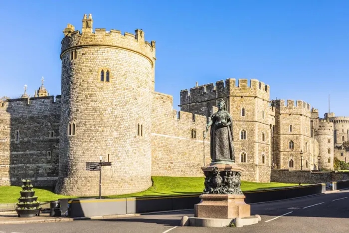 Framed Print : Queen Victoria Statue and Windsor Castle, Windsor Great Park, Windsor, Berkshire Framed Print : Queen Victoria Statue and Windsor Castle, Windsor Great Park, Windsor, Berkshire