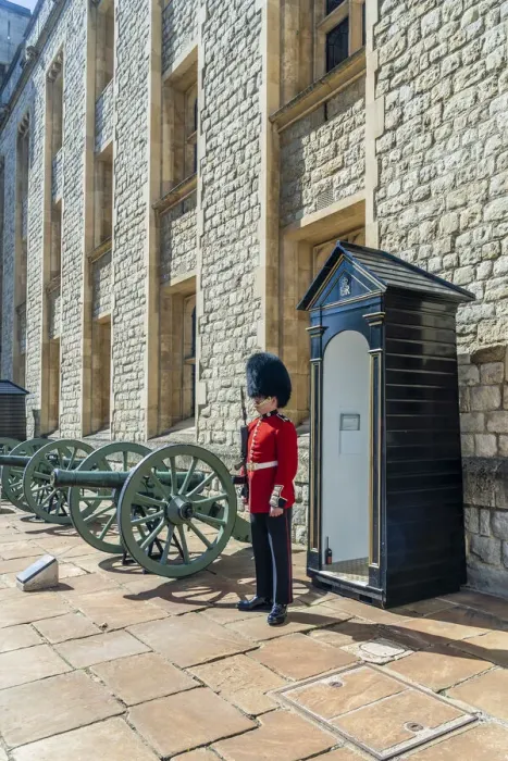 Framed Print : Queens guards at the Jewel House, Tower of London, UNESCO World Heritage site, London Framed Print : Queens guards at the Jewel House, Tower of London, UNESCO World Heritage site, London
