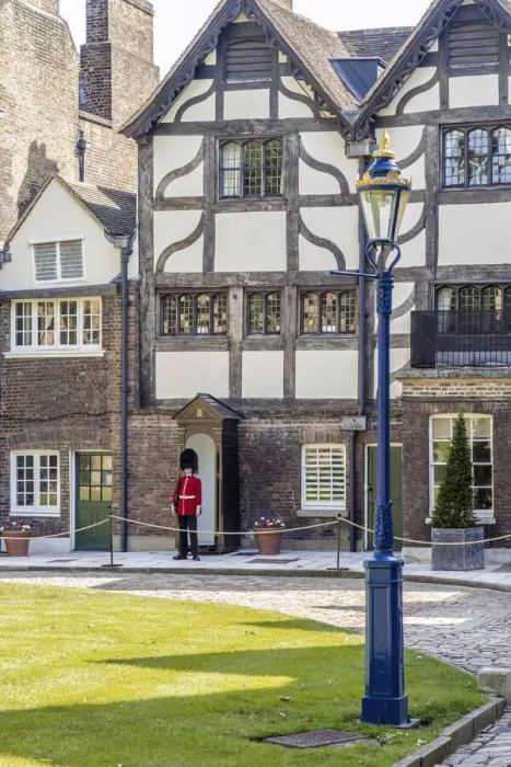 Framed Print : Queens guards and The Queens House, Tower of London, UNESCO World Heritage site Framed Print : Queens guards and The Queens House, Tower of London, UNESCO World Heritage site