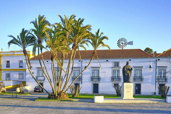 Quinta da Praia das Fontes, a palace dating back to the 17th century, nowadays a local accommodation. The statue of King Dom Manuel I faces the Tagus river. It was here, in the village of Alcochete, that the king was born. Alcochete, Portugal