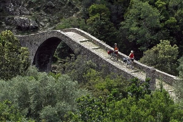 Radfahrer, Spelunca Schlucht, Genuesenbrucke, Ota, Korsika, Frankreich