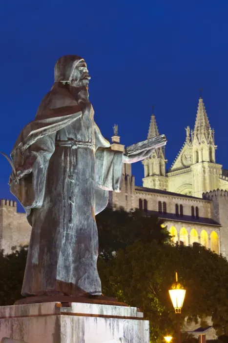 Framed Print : Ramon Llull Statue & Cathedral La Seu, Palma de Mallorca, Mallorca, Balearic Islands Framed Print : Ramon Llull Statue & Cathedral La Seu, Palma de Mallorca, Mallorca, Balearic Islands