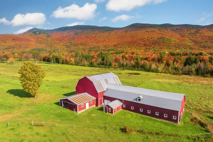 Framed Print : Red barn and dairy farm in the Green Mountains, Woodbury, Vermont, USA Framed Print : Red barn and dairy farm in the Green Mountains, Woodbury, Vermont, USA