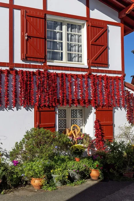 Framed Print : Red chillis hang up in front of a traditional Basque house, Espelette, Province of Labourd, Pyrenees-Atlantiques, Nouvelle Aquitaine, France Framed Print : Red chillis hang up in front of a traditional Basque house, Espelette, Province of Labourd, Pyrenees-Atlantiques, Nouvelle Aquitaine, France