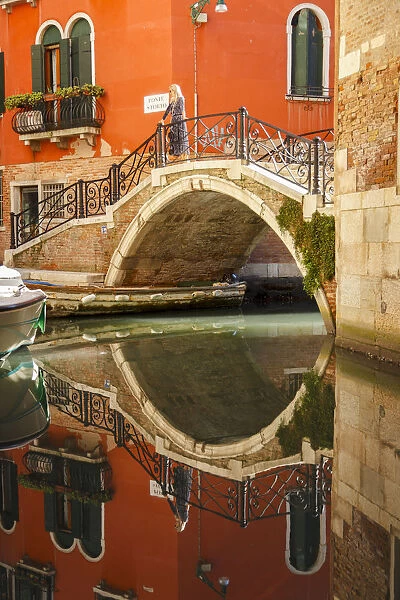 Reflection in a Canal, Venice, Veneto, Italia, Europe
