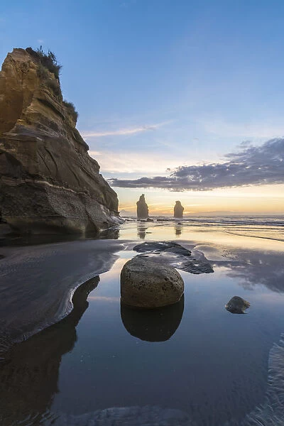 Reflection of the Three Sisters with low tide, at sunset