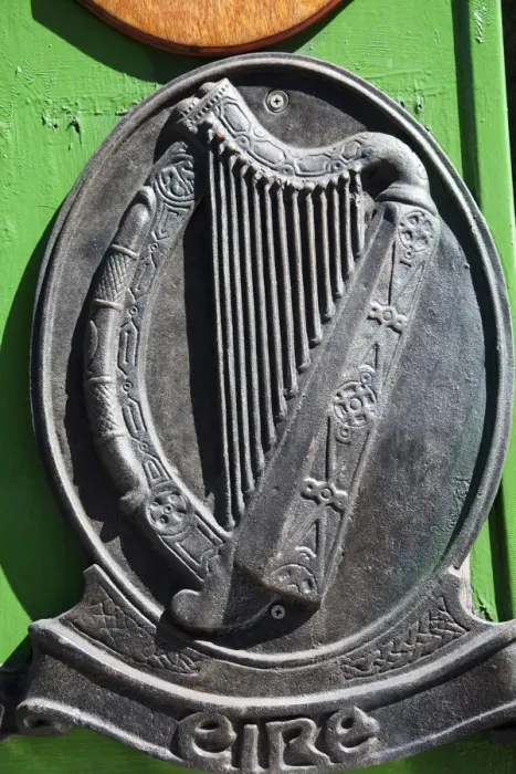 Framed Print : Republic of Ireland, Plaque depicting Irish Harp Framed Print : Republic of Ireland, Plaque depicting Irish Harp