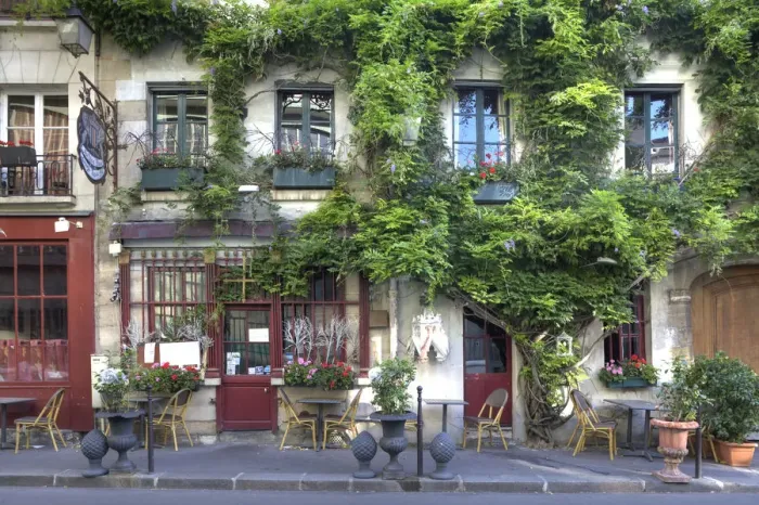 Framed Print : Restaurant in Ile de la Cite, Paris, France Framed Print : Restaurant in Ile de la Cite, Paris, France
