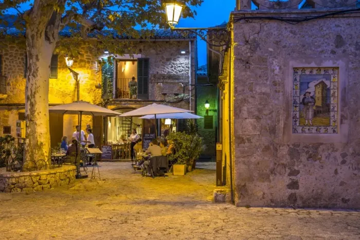 Framed Print : Restaurant in Valldemossa, Serra de Tramuntana, Mallorca (Majorca), Balearic Islands Framed Print : Restaurant in Valldemossa, Serra de Tramuntana, Mallorca (Majorca), Balearic Islands