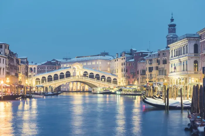 Framed Print : Rialto bridge at dusk in winter, Venice, Veneto, Italy Framed Print : Rialto bridge at dusk in winter, Venice, Veneto, Italy