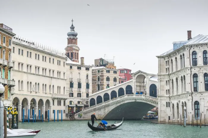 Framed Print : Rialto bridge, Venice, Veneto, Italy. Tourists on gondola under a snowfall