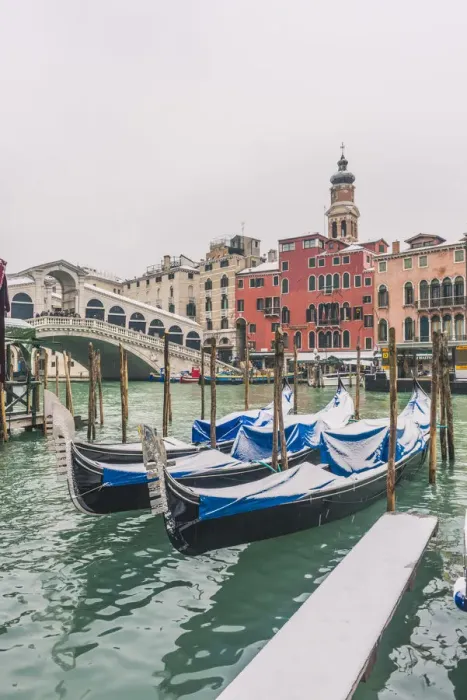 Framed Print : Rialto bridge, Venice, Veneto, Italy. Gondolas with snow Framed Print : Rialto bridge, Venice, Veneto, Italy. Gondolas with snow