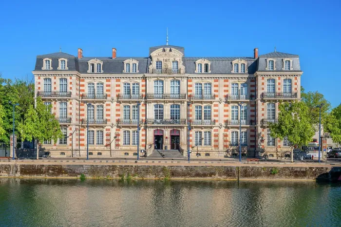 Framed Print : River Meuse with Hotel at Verdun, Meuse, Lorraine, Alsace-Champagne-Ardenne-Lorraine, Grand Est, France Framed Print : River Meuse with Hotel at Verdun, Meuse, Lorraine, Alsace-Champagne-Ardenne-Lorraine, Grand Est, France