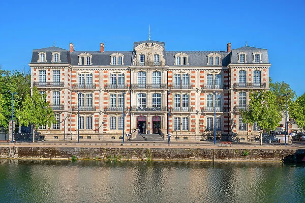 River Meuse with Hotel at Verdun, Meuse, Lorraine, Alsace-Champagne-Ardenne-Lorraine, Grand Est, France