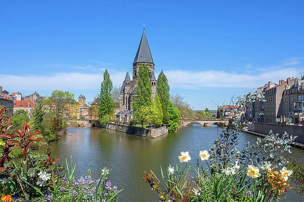 River Mosel with Temple Neuf at Metz, Moselle, Lorraine, Alsace-Champagne-Ardenne-Lorraine, Grand Est, France