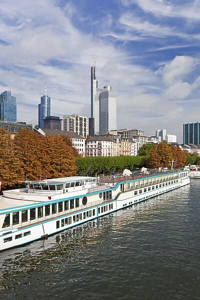 River scene with frankfurt skyline in background, Frankfurt am Main, Hesse, Germany